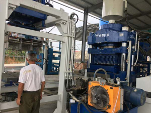 蒸壓磚自動液壓機 虎鼎粉煤灰灰砂磚機客戶現場